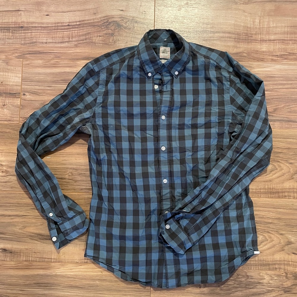 Gap men's button up shirt.